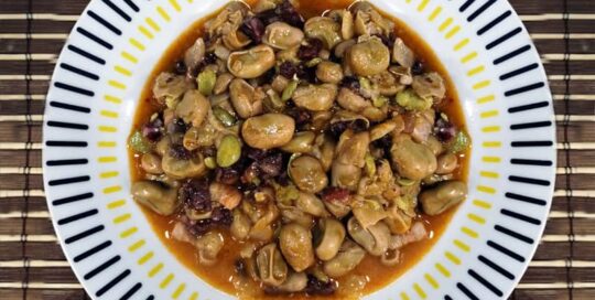 Faves bullides a foc lent amb un sofregit de tomàquet i ceba, vi blanc, cansalada ibèrica i botifarra negra de primera qualitat. Ració de 250 grams.